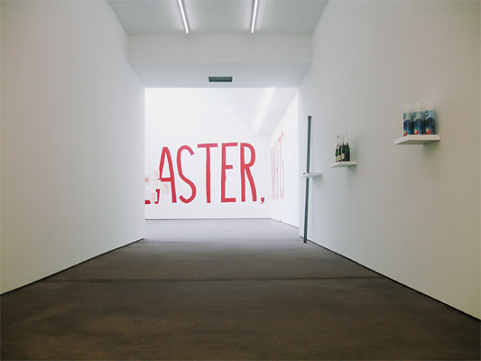 Riiko Sakkinen | Installation Views | Consommateur, applaudis, le spectacle est partout