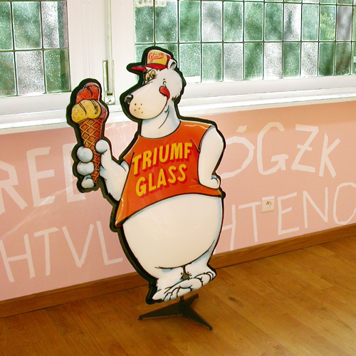 Riiko Sakkinen | Installation Views | Riiko Sakkinen's Express Kebab Pizza
 Featuring Inmaculada Daz & Grsky Grytvic